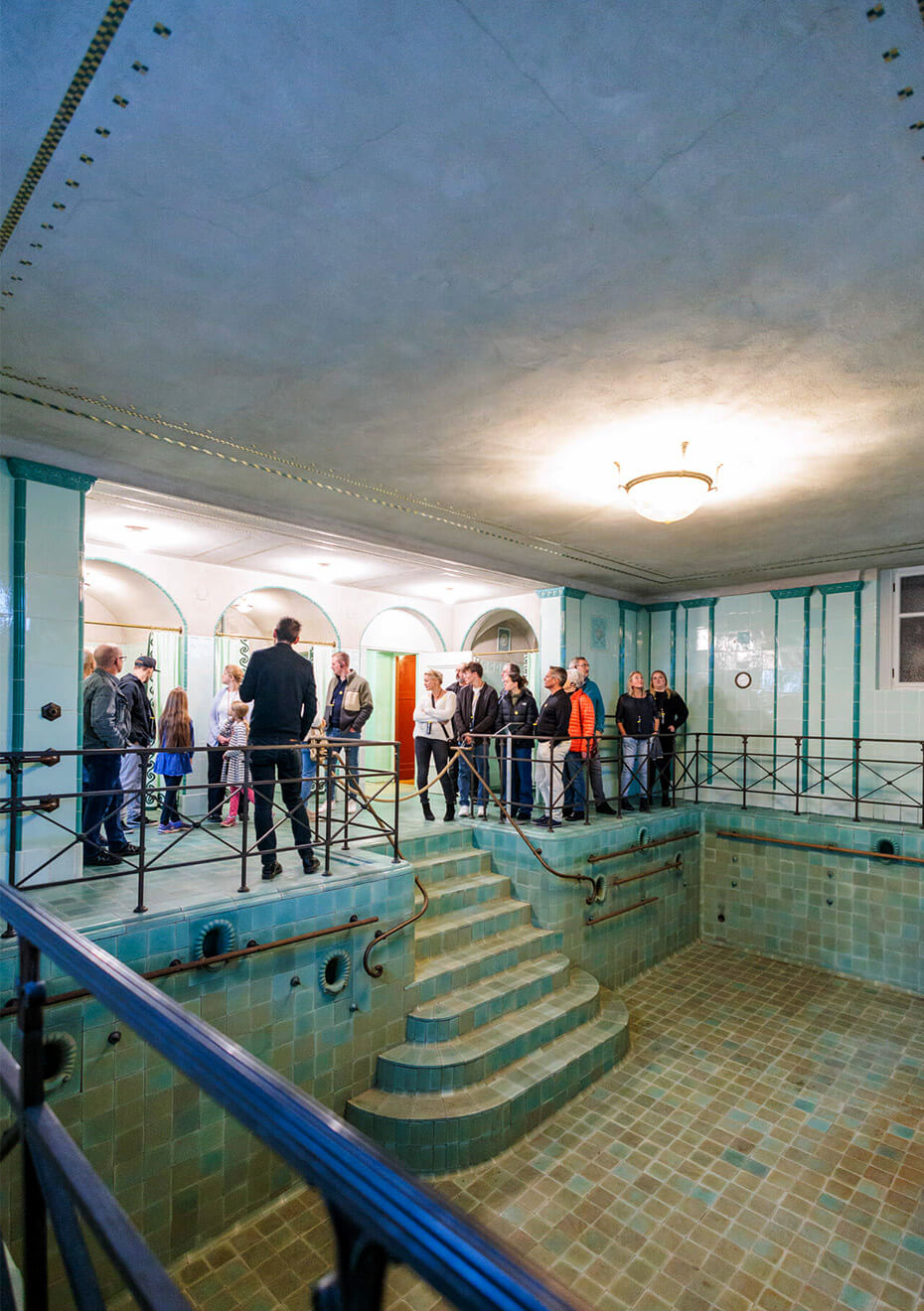 Besucher der Villa Hügel auf dem Vorplatz der Villa